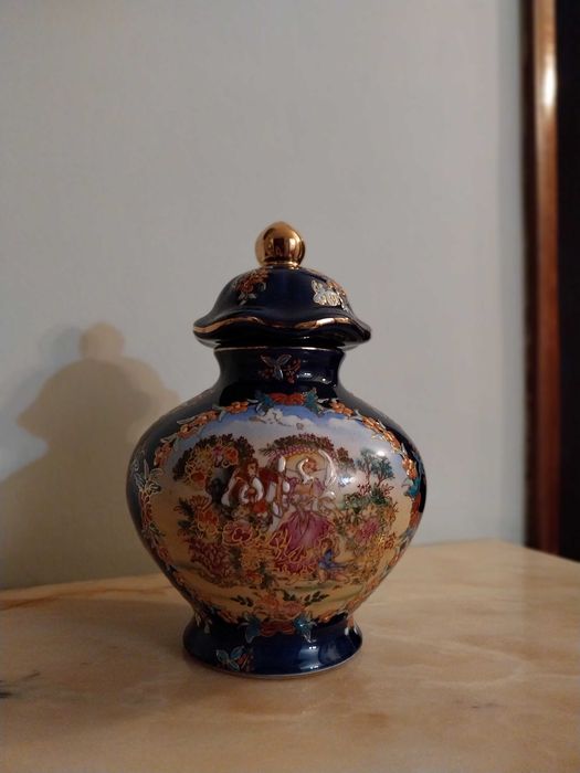 Pote em porcelana pintado à mão
