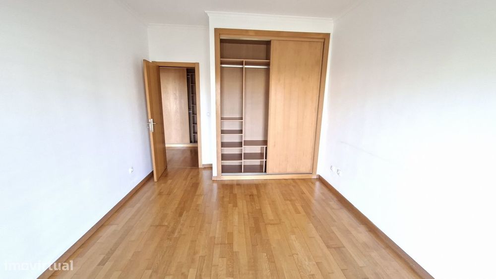 Apartamento T2 com 126m2, arrecadação e lugar  estacionamento Montijo.