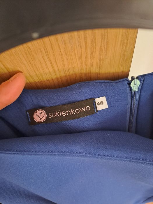 Piękna chabrowa sukienka