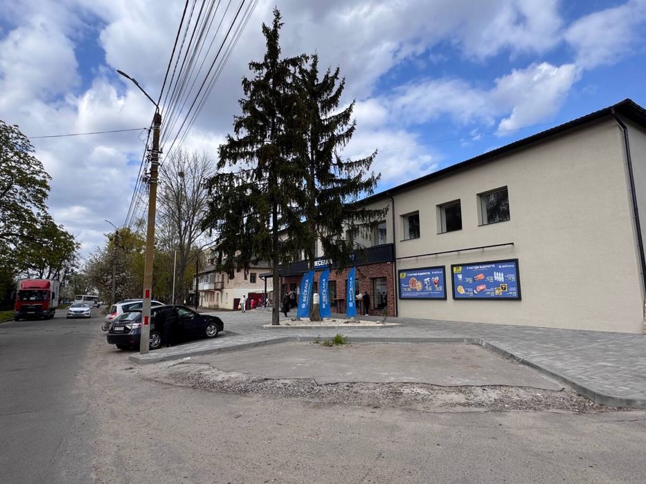 Здається в оренду просторе комерційне приміщення — 2-й поверх у ТРЦ “Веселка” (колишній магазин “Дружба”)