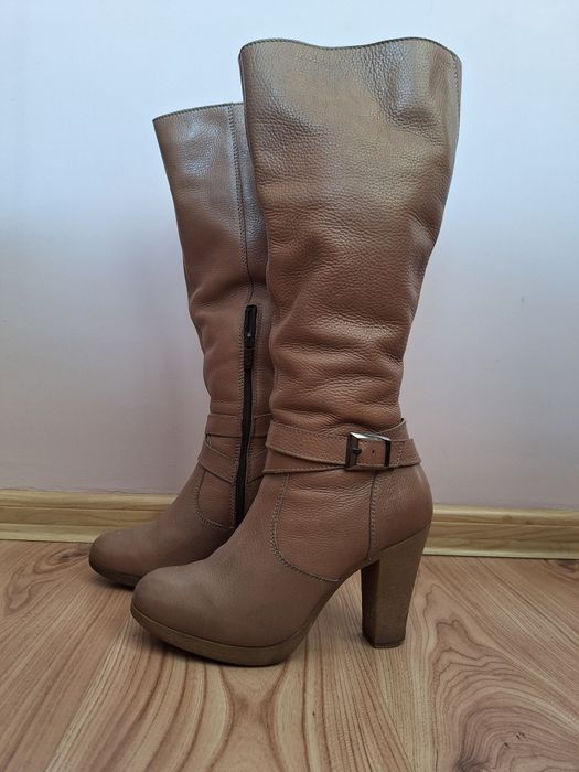 Beżowe kozaki zimowe