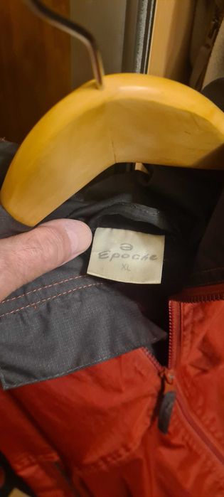 Kurtka przeciwdeszczowa z kapturem EPOCHE wiśniowa bardzo ładna