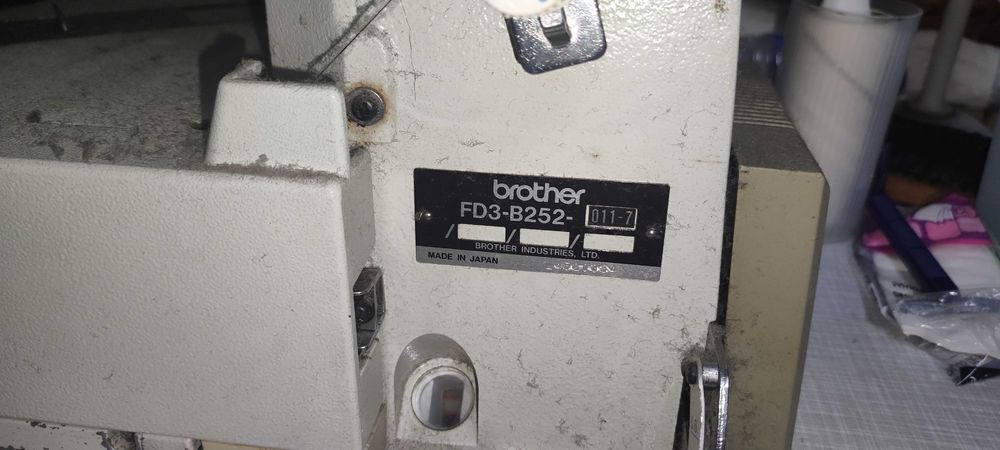 Maquina costª. ind.  recobr.e bainhas./ bancada c/ Nova BROTHER-Mod  F