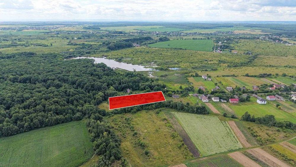 велика ділянка під будівництво Вашого будинку в с.Ставчани - 9 км до Львова. Комунікації поруч всі - газ, вода центральна, колодязь та світло є .
