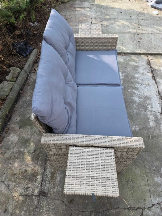 Sofa do ogrodu z poduszkami ecru, 2-osobowa, brąz, technorattan wysuwane stoliczki