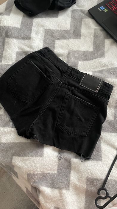 Czarne dzisnowe szorty w palmy pull & bear S/36