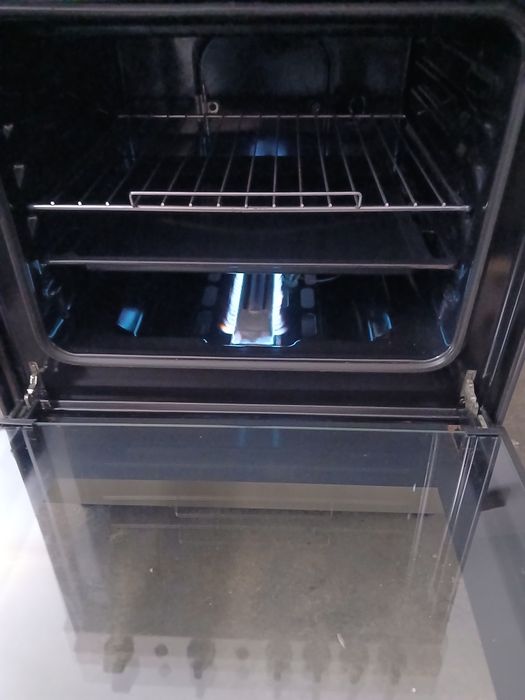 Vendo fogão Indesit, com 4 bocas a gás,  forno a gás com grill elétrico.  Como novo.
