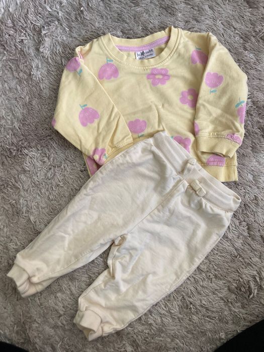 Bluza + spodnie rozmiar 74 dla dziewczynki. W bardzo dobrym stanie. Wygodny, miękki materiał.