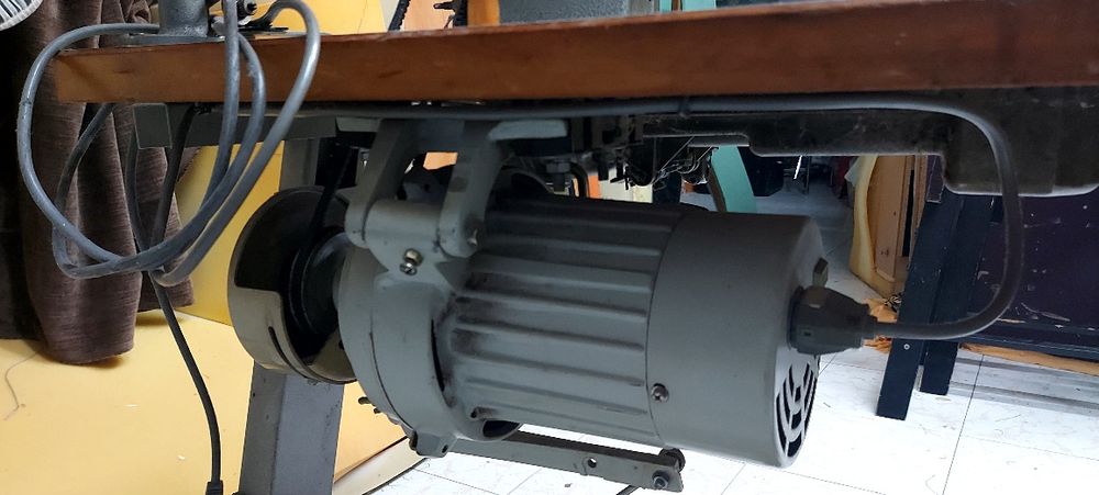 Maquina de costura semi industrial.