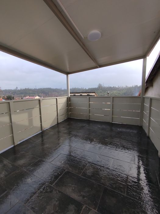 Casa T4 nova com estacionamento