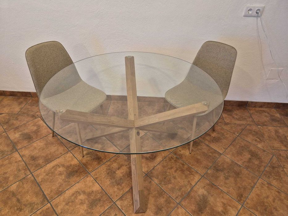 Mesa de jantar redonda JYSK AGERBY em vidro e carvalho maciço (Ø 119 cm)