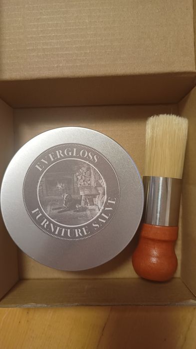 Balsam, preparat do mebli skórzanych z woskiem pszczelim.