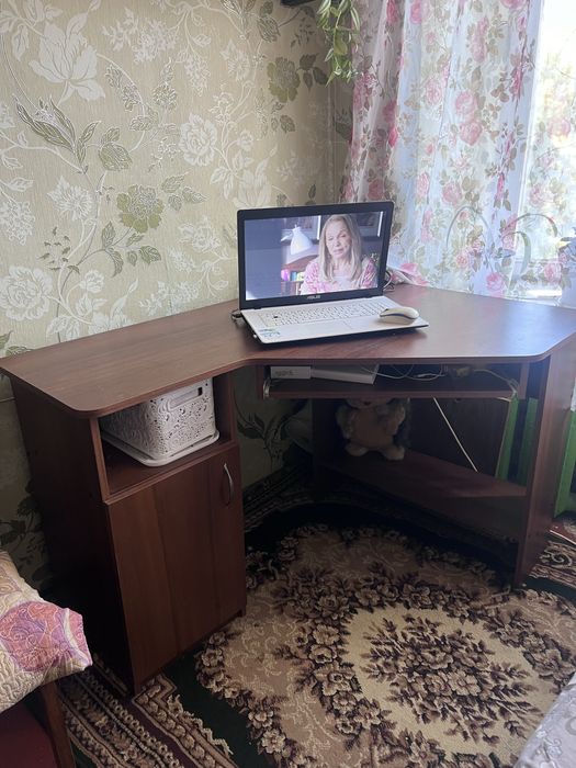 кутовий компʼютерний стіл