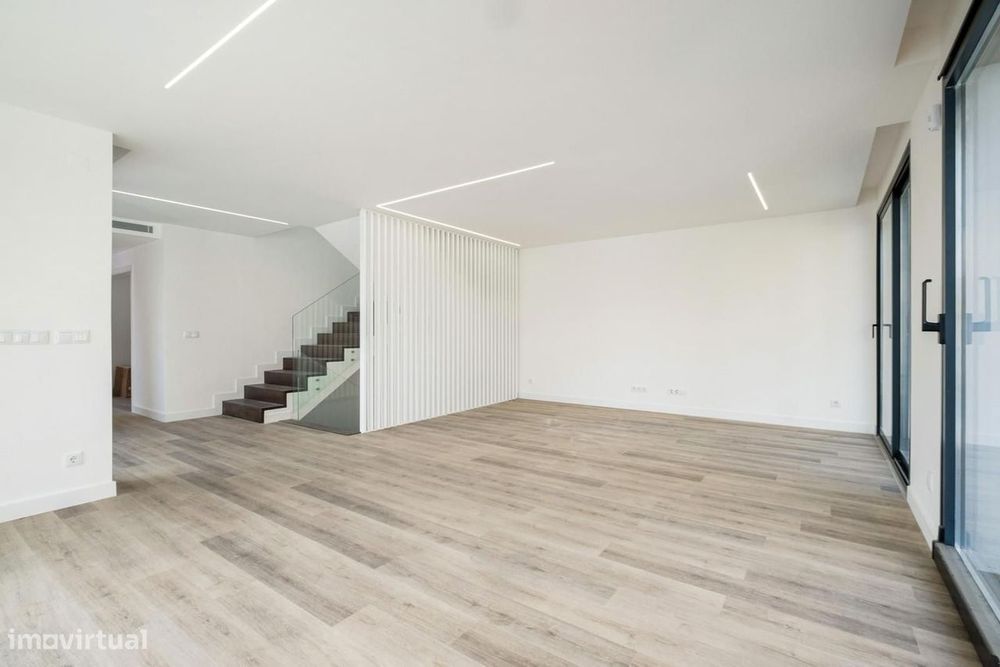 Moradia Geminada T3 + 1 com piscina, São Miguel das Encostas...
