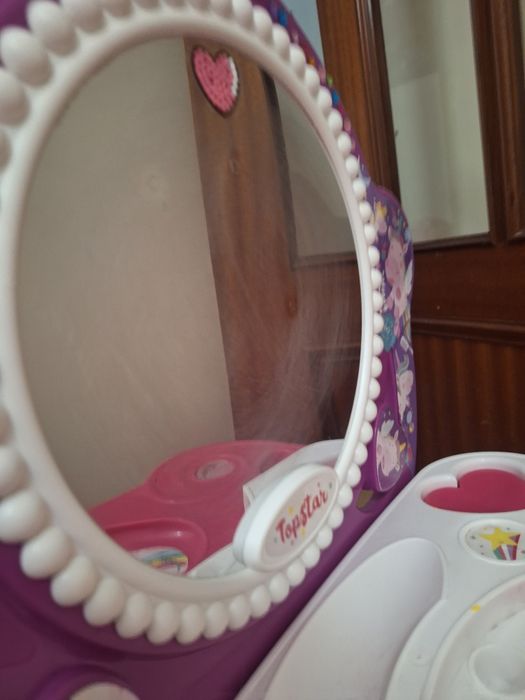 Aparador com banquinho de  menina