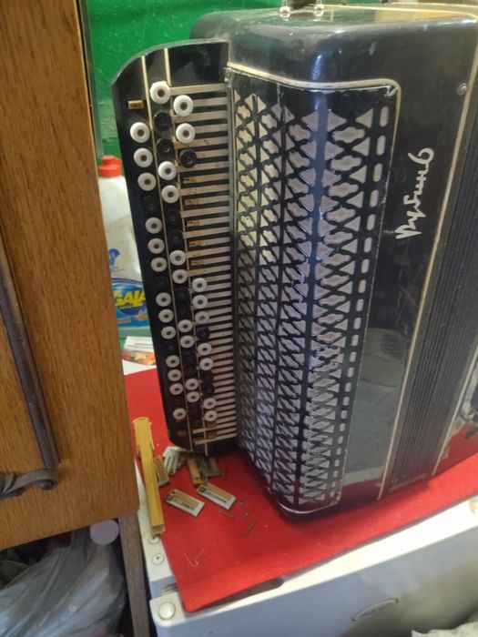 Продам баяни  різні тюнер сейко