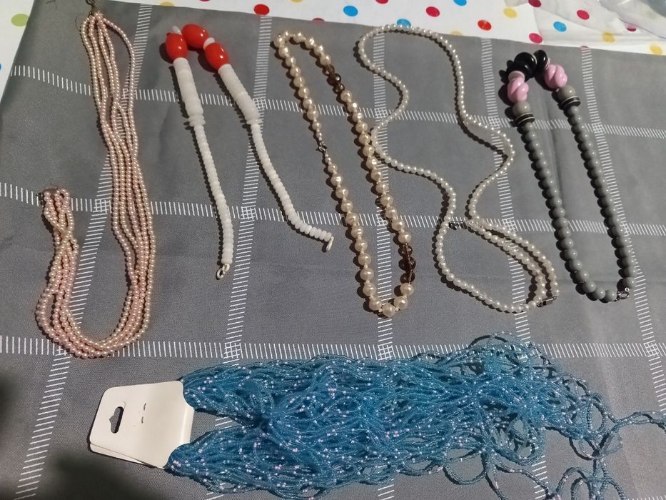 Бусы и другие украшения