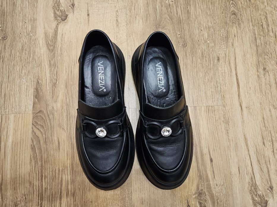 Buty Venezia czarne na wysokiej podeszwie