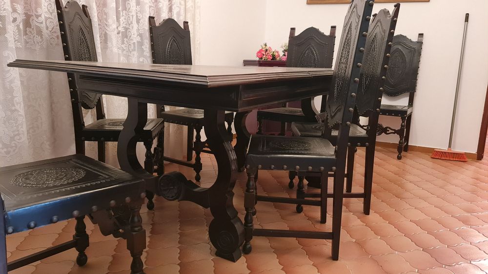 Mesa e conjunto 8 cadeiras