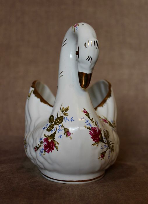 duży łabędź z porcelany * Chodzież