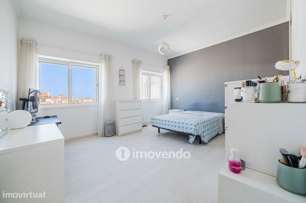 Apartamento T2 luminoso, totalmente remodelado, em Corroios