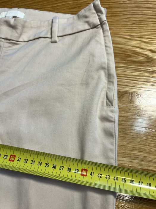 kremowe spodnie H&M, czterdzieści, obcisłe, Pawł niany. Modelują figury.