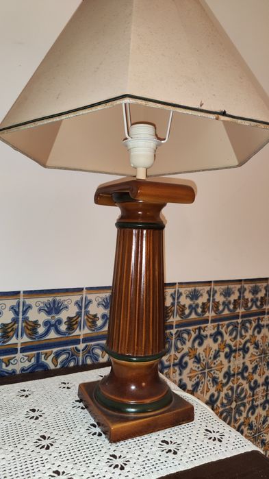 Candeeiro de móvel em loiça