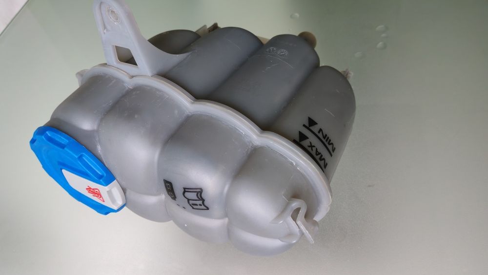 Бачок розширювальний з новою кришкою Audi VAG