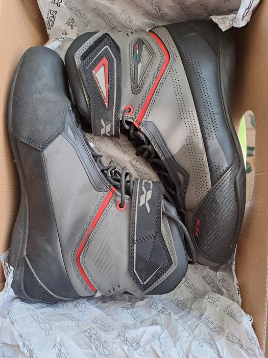 Мотоботы продам черные