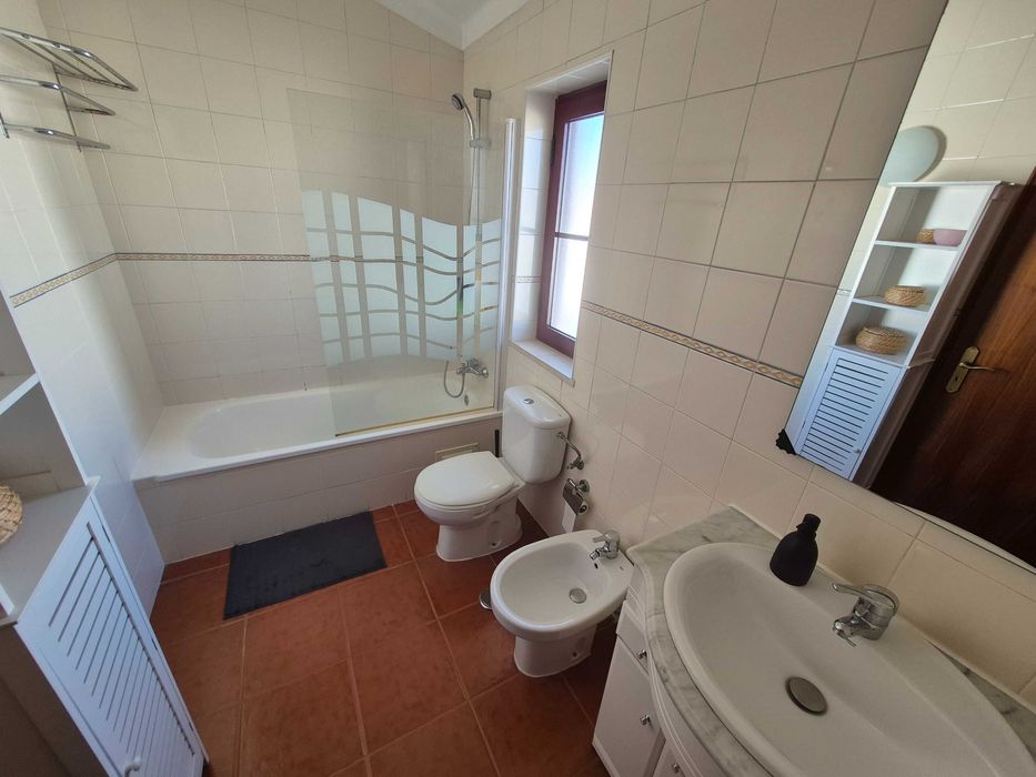 Vende-se moradia T4 com quintal e garagem