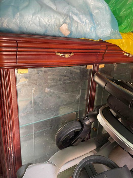 Expositor cristaleira em nogueira