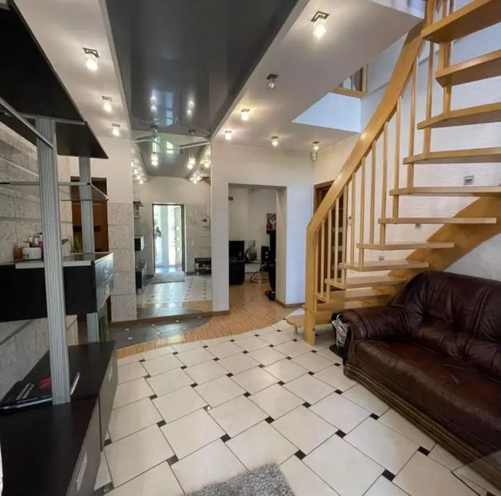 Продам 3-х поверховий  стильний будинок