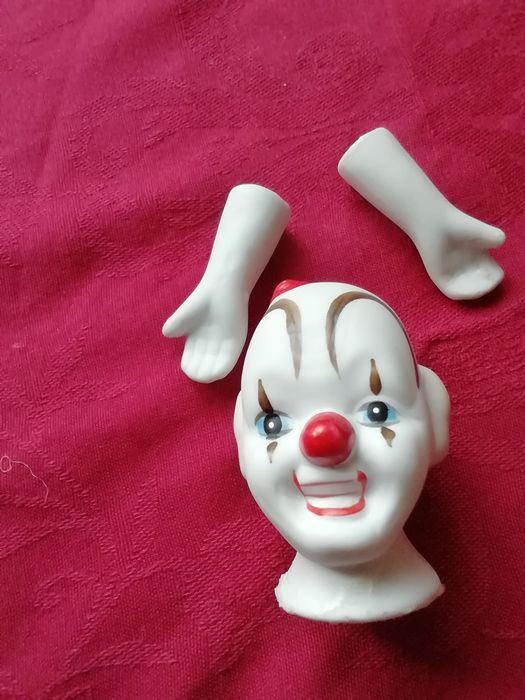 Cabeça e mãos de palhaço