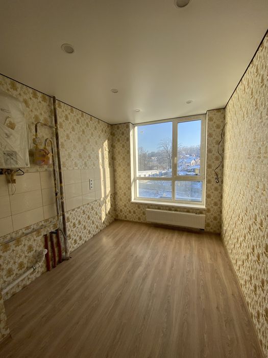 Простора квартира з гардеробом, газове опалення, середній поверх