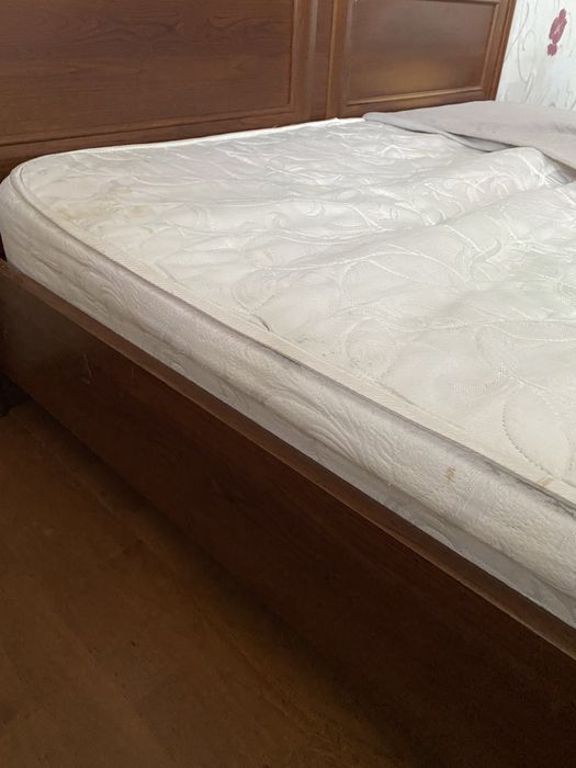 Ліжко та комоди два штуки