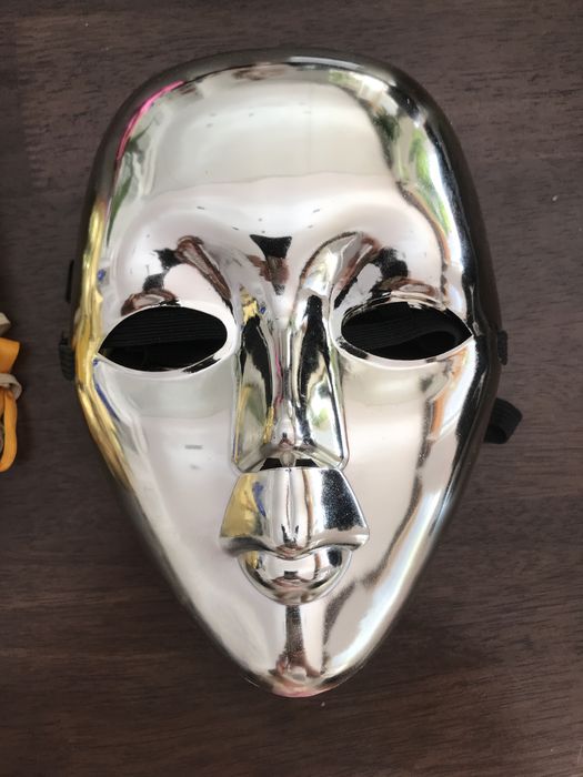 Máscaras douradas e prateadas em plástico (c/ elástico atrás)