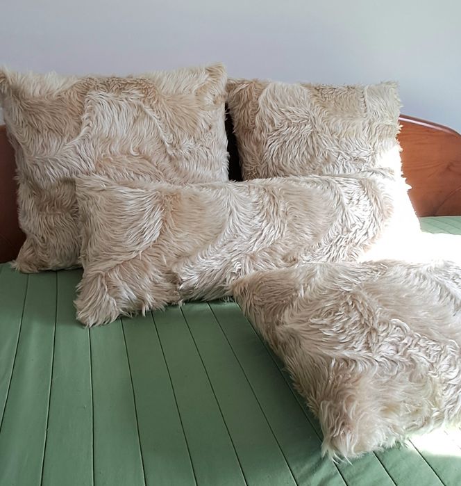 Conjunto 4 almofadas decorativas em pêlo sintético/ peluche Novas
Medi