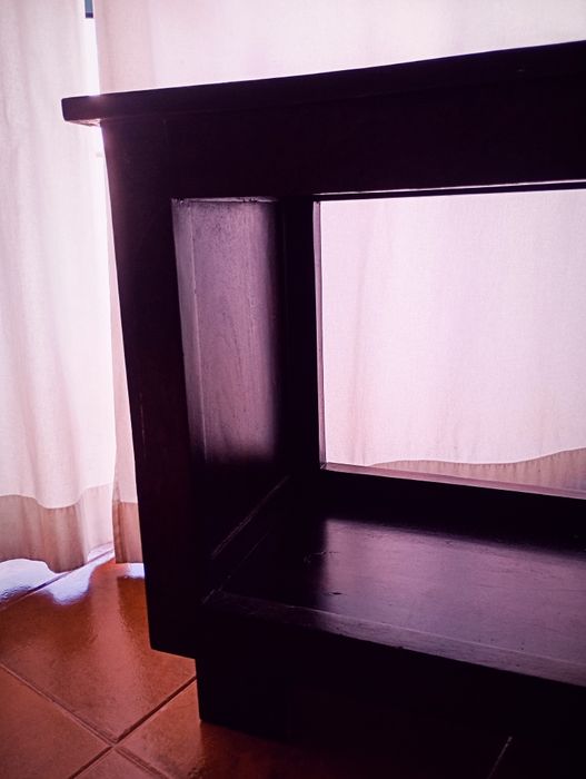 Móvel de apoio em madeira maciça castanha