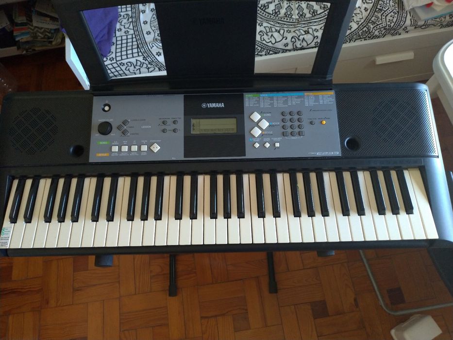 Teclado Yamaha PSR-E233