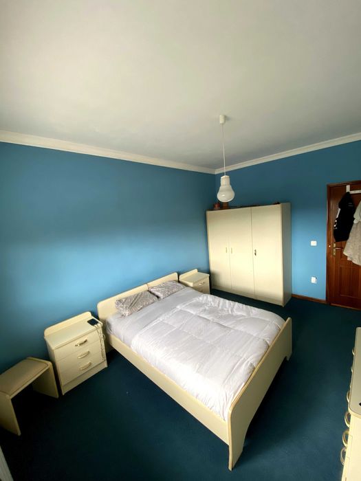 Conjunto cama + mesinhas de cabeceira + cómoda + armário + banco