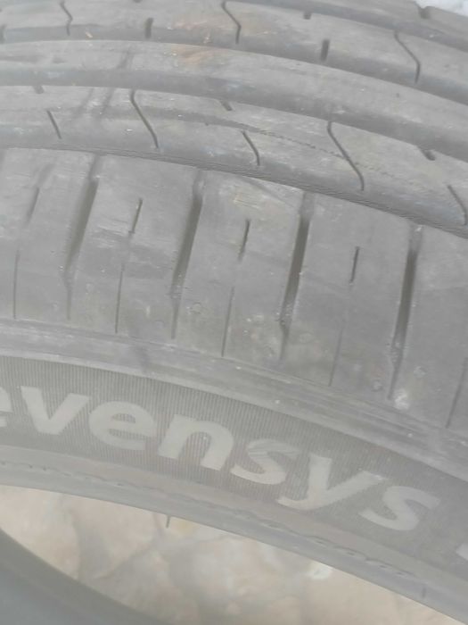 3 pneus automóveis