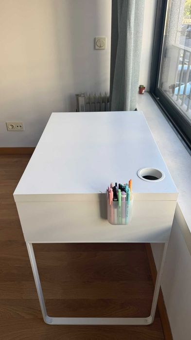 Cadeira  + Secretária branca IKEA 73 × 50 cm – 90 €