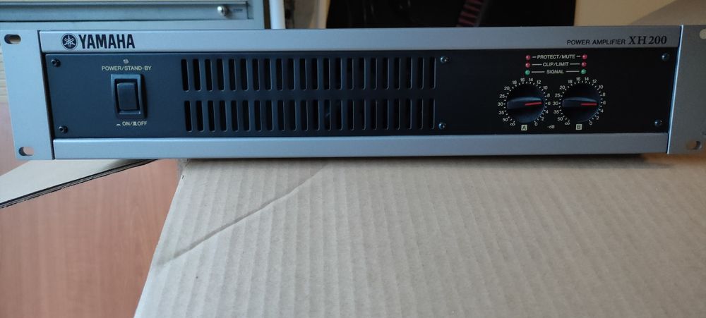YAMAHA XH200 Yamaha XH200 wzmacniacz mocy 2x200W, 100V, 70V Łosie