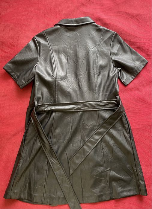 платье-рубашка черное кожанное от бренда STRADIVARIUS