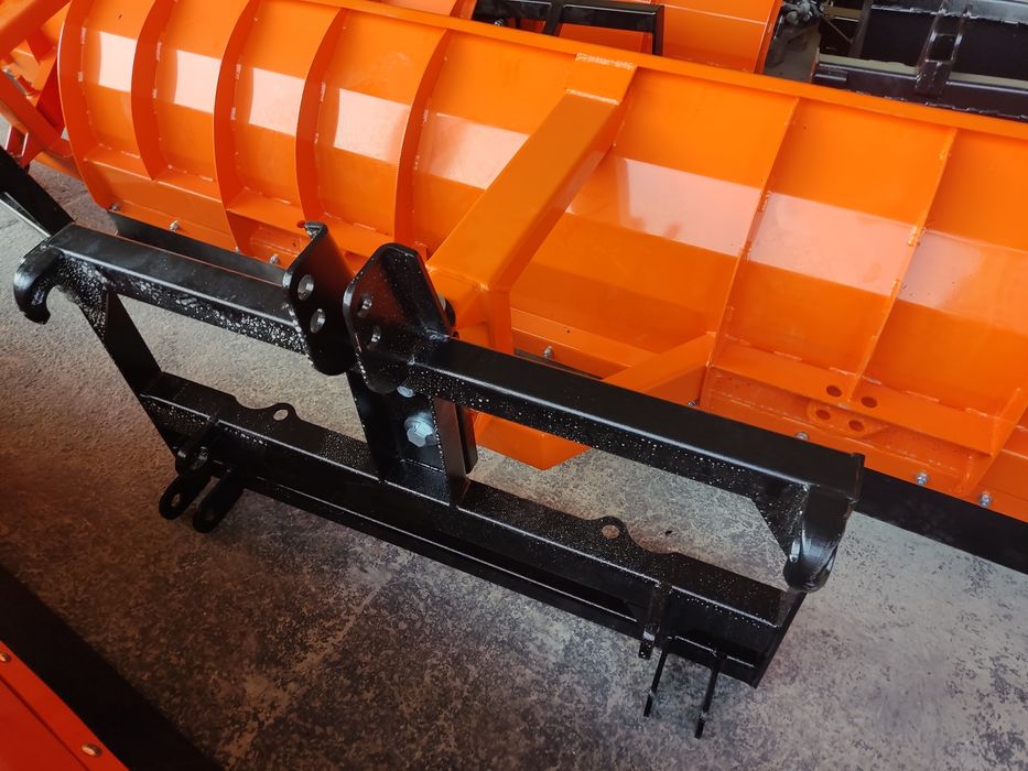 Nowy pług śnieżny, solidna konstrukcja. Transport.