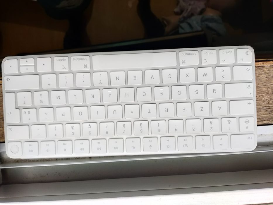 Pack Apple Magic Keyboard com Touch ID (Layout Francês) + Magic Mouse – Branco/Prateado