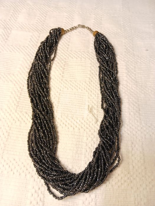 Colar de missangas cinzentas brilhantes