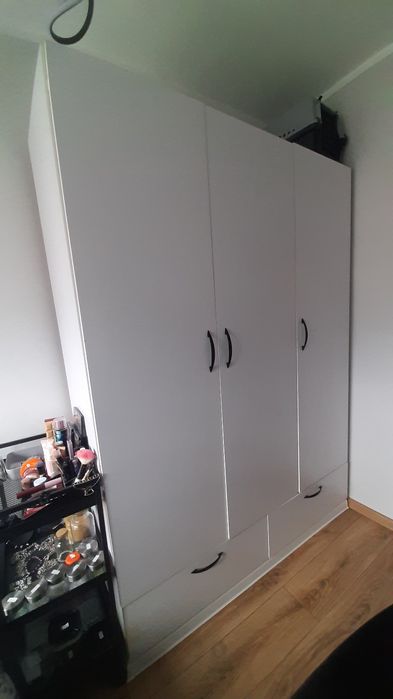 Duża biała pojemna szafa na ubrania