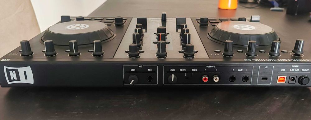 Native Instruments Traktor Kontrol S2 MK1 – 85 €