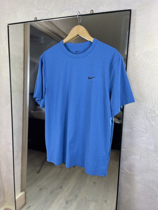 Блакитна футболка Nike Swoosh — мінімалізм та преміальна якість